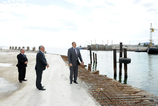 İlham Əliyev Bakı-Ələt avtomobil yolunun 2-4-cü kilometrliyində həyata keçirilən inşaat işlərinin gedişi ilə tanış olub(FOTO)
